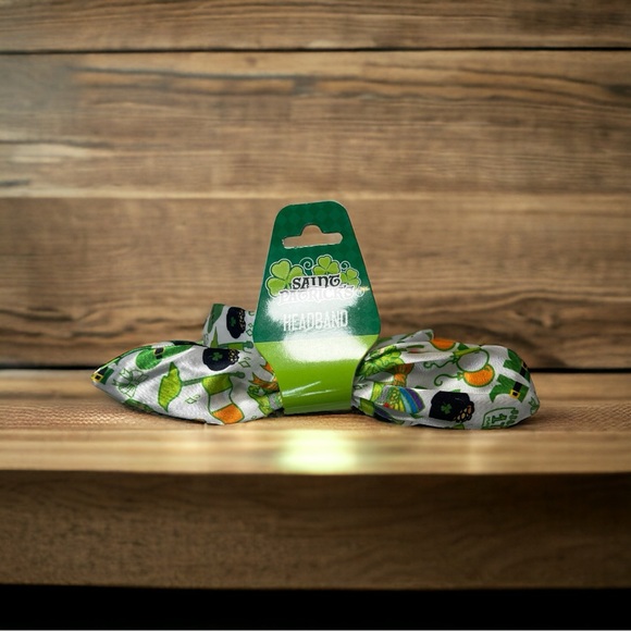 🍀St.Patrick’s Day Bundle🍀 4 items-Wall Decor, Scarf, Socks and a Headband - Picture 5 of 5